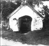 Vid Eriksbergs gamla kyrka. Berta Johansson Veken.