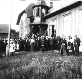 De gamlas dag i Godtemplarhuset. August Ömans affär i bakgrunden.