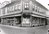 Kv. Rådmannen. Exteriör av varuhuset Resia.