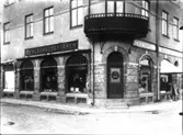 Beklädnadsaffären, 
hörnet Dotorpsgatan - Storgatan.