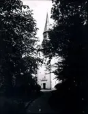 S:t Olofs kyrka från Prästgårdsgatan.