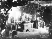 Tidigt foto från käpptillverkningen på Haglunds rullgardinsfabrik.