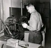 J.A. Forss Hattfabrik. Tryckning av etiketter och svettremmar med firmanamn.