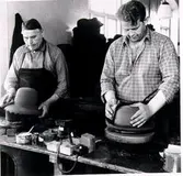 Infettning - hela hatten smörjas in med en blandning av bl.a. bivax, sedan slipas hatten för att man skall få fram en fin ytglans.