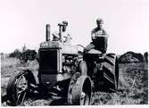 Risholmen 1940. John Karlsson med traktor för körning på mossen.