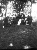 Sommarutflykt till Halmstad 1928. Leicy Odén (Hermansson), Alfred Malm, Leicys mor Augusta Odén, Gertrud Eriksson ? och Edla Adolfsson.