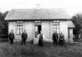 Uddagården Synnerål, Luttra, 1911.
Dottern Thyra, bröderna Anders och NN samt föräldrar.