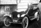 Emil Fransson Springs nyinköpta Ford.
 De första bilarna i Gökhem.