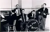 Dansband. Tip Top Boys. Bildades 16 okt 1937. Vid pianot Anders Heribertz, dragspelare Gunnar Augustsson och Hans Karlsson, trummor Gustaf Andersson, gitarr Curt Augustsson.