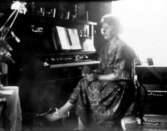 Anna Persson f 1903, fotot taget i Hilmer Johanssons hus.
