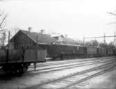 Floby station med tåg mot Göteborg. Efter elektrifieringen 1926.