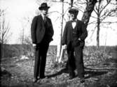 Nils Thiel och Sven Wahlström på Högebacke i Hasselbackarna. Sven enigrerade till Kanada 1923.
