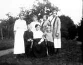 Signe, Lisa, Ester Thiel och Gertrud Ljungqvist. Sittande Alma Thiel med barnbarnen Henry och Ingrid Ljungqvist.