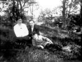 Anna Tengstrand, lärarinnan Elsa Jörgensson och Annas son Erik T, född 1914, död 1937. Bakom dem Eklundagatan 10.