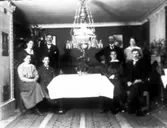 Matsalen på Österås. Nenny, Ejnar, Viktoria, hennes man. Stående Elsa, Erik, Emil och Elin.