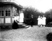 Storgatan 25. Albert Johansson med hustrun Betty och barnen Gunhild, Karin, Signe, Astrid och Anna.
