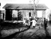 Skolbarnen i Marka småskola 1918 eller -19. Skolan låg vid den gamla landsvägen i Narven. Lärarinna Edit Samuelsson.