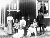 Banvaktstuga n:r 80 mellan Väla och Källeryd. Huset revs och byggdes upp på Alphem. Banvakt Hjalmar Blomgren med hustrun Hilda och barnen Anna-Britta (i knät), Ester, Göta, Asta, Bertil, Allan och Hilding.