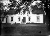 Hotell Gästis. Gästgivagården i Keddabo lades ner och verksamheten flyttades hit 1877-78. På trappan hotellägaren Linus Carlsson, hans fru och sonen Gösta i rullstol.