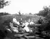 Alphems arboretum. Manda Gegerfelt, dottern Astrid, Inga, Edit och Hildur Samuelsson och F J Gegerfelt. Uppe på kullen Kalle och Ejnar G.