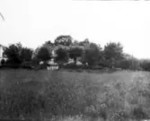 Storgatan 57. Huset kallades fört Ekströms och sedan Hallbergs. Flyttades ner till gatan och ställdes ovanpå en ny bottenvåning med affärslokaler. Till vänster Th:s hus vilket revs då kommunalhuset byggdes.