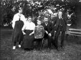 Istorp. F A Andersson med hustru Selma och sonen Bertil född 192. Stående dottern Julia coh sonen Bernhard.