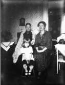 Tre generationer. Sofia (hustru till Karl Andersson), deras dotter Gertrud (gift med Artur Nilsson) och dotterdotter Anna Lisa.