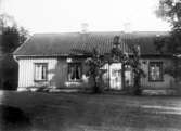Kyrkskolan i Floby, även kallad Flobergska skolan. Detta är lärarbostadsdelen. till höger låg skolsalarna. En äreport är upprest, då lärare Georg Andersson gifte sig med Elsa 1917.