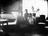 Tre generationer: Sofia Andersson (gift med Karl), dottern Gertrud (gift Nilsson) född 1886 och hennes dotter Anna-Lisa.
