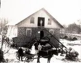 Snipebro kvarn. Bakom åket Hedda och Ludvig Nilsson. Vid häståket Ivar Karlsson Buckarp med sönerna Tage och Erik. Till höger den gamla landsvägsbron.