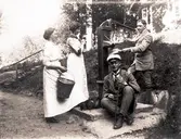 Sittande vid pumpen Bertil Wahlborn, t.h. hans syster Elin Johansson.