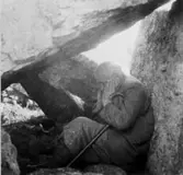 Demonstration av hur den döde inbars i gånggriften sittande i en stol. Girommen.