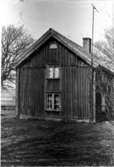 Skattevraksgården. Mangårdsbyggnadens södra gavel.