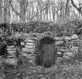 Ingången till den gamla källaren i parken.