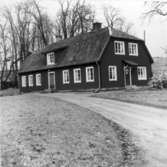 Östra bostadsflygeln byggd 1792. Fältmarskalken Per Scheffer förordnade, att hans 1779 inköpta gods Fårdala med dess 14 underlydande gårdar skulle utgöra fideikommiss inom den adliga ätten Scheffer fr. o m. år 1788.