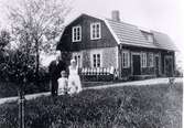 Smeby mejeri. Mejerist Gustav Eriksson med fru Annie och barnen Karl-Johan och Anne-Marie.