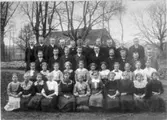 Konfirmation 1914. Rad 1 fr. v. Elin Lager, Elin Persson, Elin Johansson, Hanna Andersson, Astrid Andersson, Raghild Valinder, Elin Johansson, Agda Gustavsson, Elin Andersson, Märta Dahl, Svea Larsson. Rad 2 fr. v. Annie Hjelm, Augusta Andersson, Elsa Gustavsson, Märta Olsson, Gerda Ahlin, Ingrid Gustavsson, Hildur Karlsson, Alma Johansson, Julia Gustavsson, Ellen Gustavsson, Agda Karlsson. Rad 3 Paul Boman (Lund), Arvid Frisk, Adolf Svensson, Herbert Hansson, pastor K.T. Strandell (senare kh i N. Åsarp) Nils Larsson, Arvid Johansson, Hilding Billman, Karl Gustavsson. Rad 4. Karl Svensson, Hilmer Johansson, Gunnar Setterberg, Ragnar Svensson, Artur Jonsson, Ejnar Johansson (Ljus), Valdemar Lundgren, Pontus Alm, Karl Svärd, Erik Hellström och Hugo Lindgren.