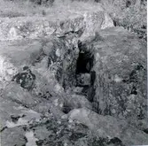 Tjuvahålan vid Tjuvadalen, Stommen Hällestad. Sprickbildning i berg där stenar bildar en grotta eller håla.