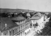 Järnvägsgatan. Nu S:t Olofsgatan nr 5 ,7 ,9 ,11. Posthuset (tidigare) Apoteket, Skaraborgs Ensk. Bank, Jungmarkerska huset. Panorama över Falköping utsikt åt norr. Mösseberg i bakgrunden.