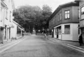 Foto före 1963, då Storgatan 4 revs. Till höger Blomgrens hörna. I fonden allén till gamla kyrkogården.