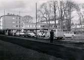 Foto mot norr. Till v. Trädgårdsgatan 26. Till höger busscentralen. Där bilarna står byggdes Domus varuhus 1965.