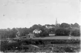 Utsikt över Odengatan mot kyrkan. Gamla slöjdskolan byggs. Foto 1898. Innan Odengatans hus kom till var där en landsväg och ett flackt gärde vid dr. Jungmarkers park.
