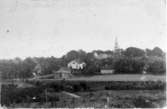 Utsikt över Odengatan mot kyrkan. Gamla slöjdskolan byggs. Foto 1898. Innan Odengatans hus kom till var där en landsväg och ett flackt gärde vid dr. Jungmarkers park.