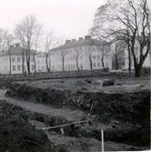 Kv. Glasmästaren, Dotorpsgatan 6. Hörntomten: Trädgårdsgatan - Dotorpsgatan. Bebyggd 1902 av C.H. Gustavsson. Rivet 1960. I bakgrunden Lasarettet.