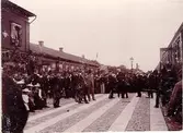 Konung Oscar II på Rantens station: Kungen i samspråk med landshövdingen. Stins Wållgren (i uniform) stående intill kungens vagn t.f. borgmäst. Rasmussen (i vit halsduk) närmast vagnen riksmarskalken von  Essen (civil) på fotots mitt. Järnvägstjänstemän: De fem med ryggen häremot: Nilsson, C.F. Andersson (Adhe), Hall, Schöldberg och Lundin. De fyra med ansiktet häråt: Lagergreen, Saxberg, Biellsten och Magnusson.