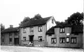 Nykterhetsvärdshus, ett av de äldsta husen i staden, revs omkring 1895. Här finns nu Kilanders. På trappan t.v. Svea Tidblad, t.h. Signe Kilander.