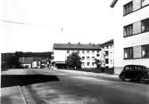 S:t Sigfridsplatsen från Wetterlinsgatan. 1951 inköptes konstverket Fiskarna. Gatorna skulle omregleras enl. konstnär Margot Hedemans förslag.