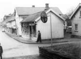 Korsningen Storgatan - Östertullsgatan, huset revs i början av 1960-talet. Här ligger numera Apoteket.