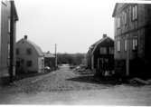 Wallingatan från Torstenssonsgatan med järnvägen i fonden.