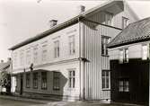 Storgatan 42. Samskolan byggdes 1864-65. Upphörde som samskola 1911, då det nya läroverket invigdes. Användes sedan som bostadshus. Revs 1964 för att de plats åt nya S:t Olofs hus nedre del. Troligen revs Storgatan 36 och 40 samtidigt.